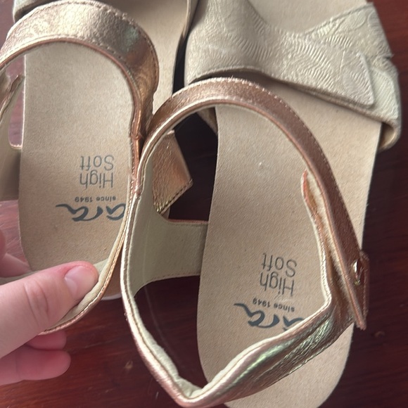 Ara High Soft Sandals in Cream and Gold Size 8/39 - Picture 3 of 5